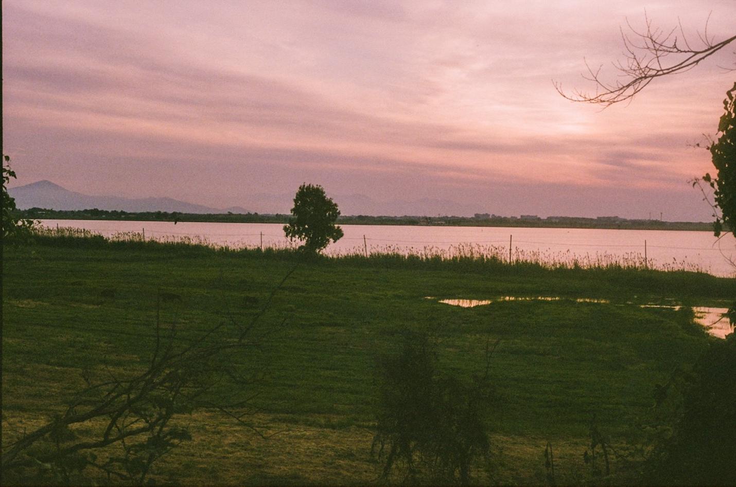 粉红色和橙色的夕阳在湖边